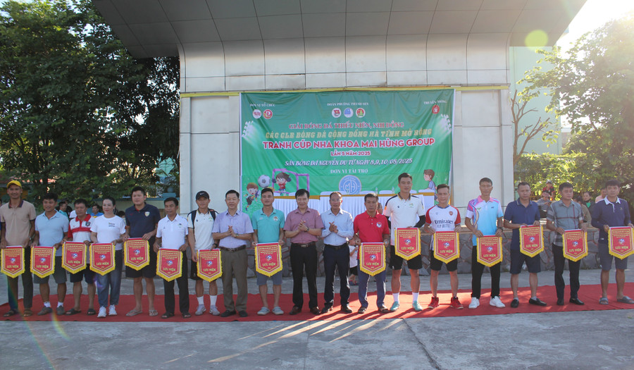 Ban tổ chức trao cờ lưu niệm cho các CLB tham dự giải lần này. img-0098.jpg