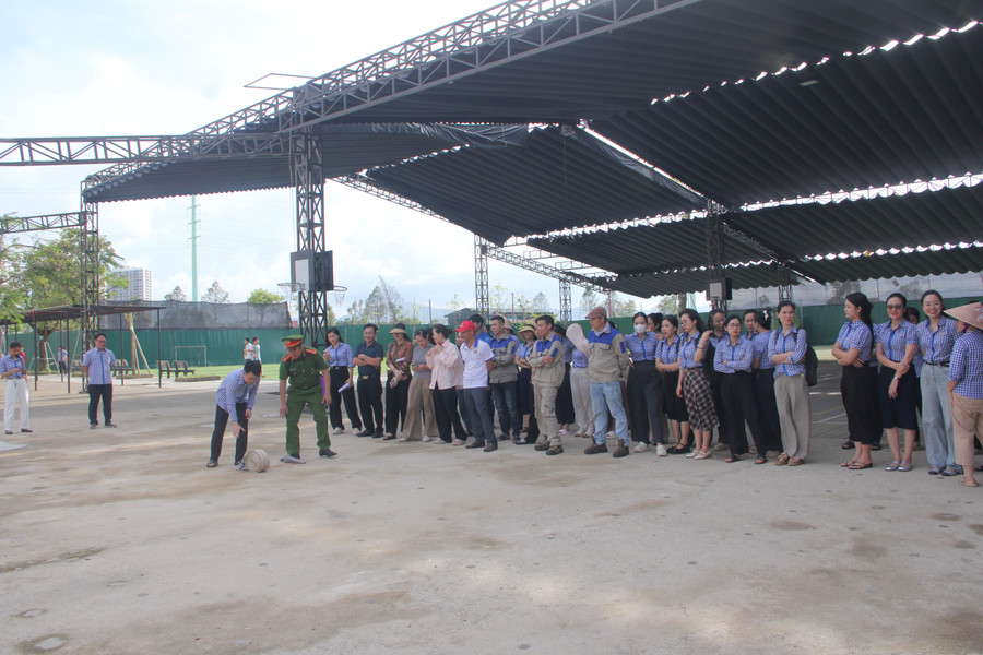 Chương trình tập huấn nằm trong chuỗi hoạt động hưởng ứng “Tháng an toàn PCCC năm 2025”, nhằm nâng cao nhận thức, kỹ năng xử lý tình huống cháy nổ, đảm bảo an toàn trong môi trường học đường. 1.jpg