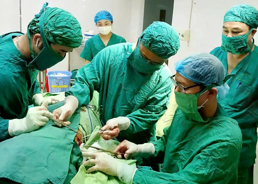 Các bác sĩ tiến hành phẫu thuật lấy dị vật trong lòng ngực cụ bà 95 tuổi.