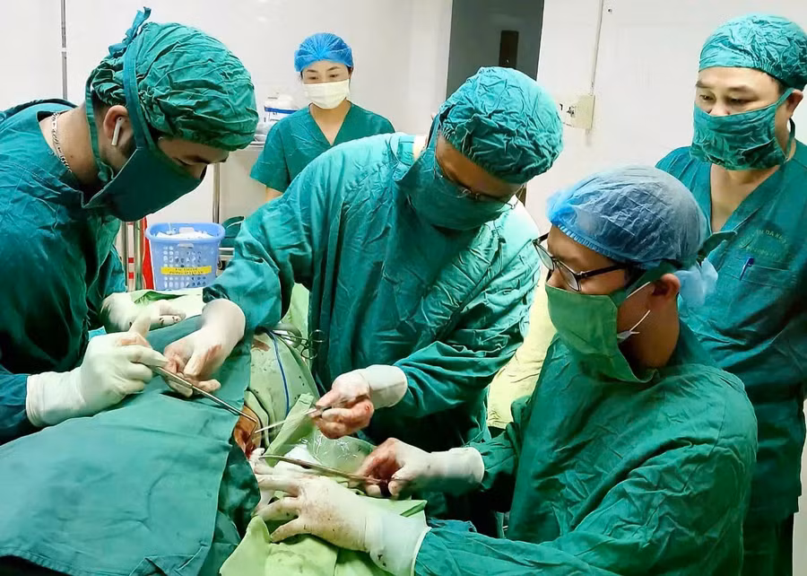 Các bác sĩ tiến hành phẫu thuật lấy dị vật trong lòng ngực cụ bà 95 tuổi.