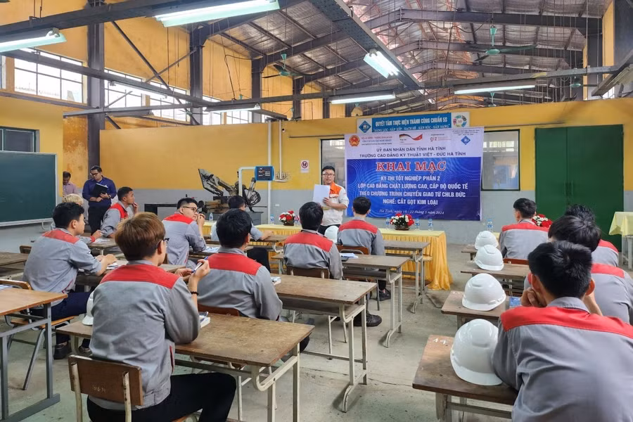 Trường Cao đẳng Kỹ thuật Việt – Đức Hà Tĩnh tổ chức thi tốt nghiệp nghề cơ khí cho các sinh viên.