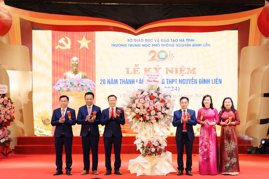 Lãnh đạo tỉnh Hà Tĩnh và Sở GD&ĐT chúc mừng 20 năm thành lập Trường THPT Nguyễn Đình Liễn.