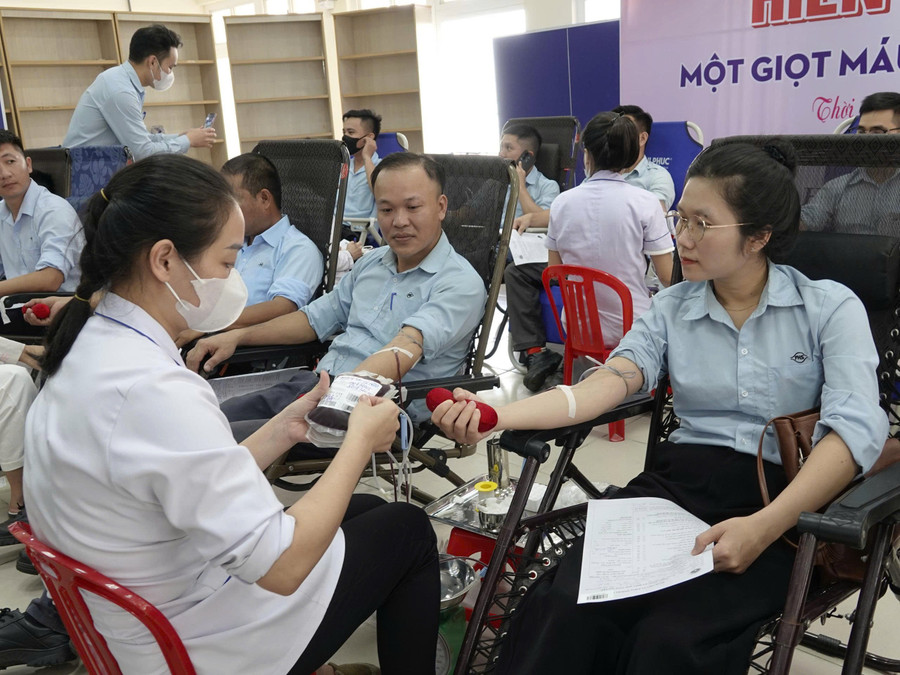 Nhân viên Công ty Formosa Hà Tĩnh tham gia hiến máu tình nguyện.