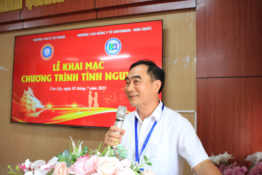 Ông Trần Đình Long - Hiệu trưởng Trường Trung cấp nghề Lý Tự Trọng đánh giá cao ý nghĩa mối quan hệ hợp tác giữa 2 nhà trường. 2.jpg