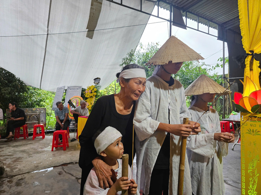 Mất con, thương cháu, người bà già yếu nhiều lần khóc ngất. fde0012b2dbd99e3c0ac.jpg