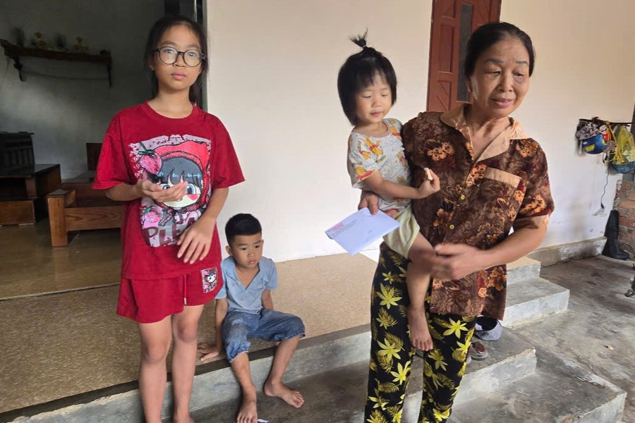 Bà Tam xúc động gửi lời cảm ơn sự hỗ trợ của bạn đọc Báo GD&TĐ cùng các tấm lòng hảo tâm. tq1.jpg
