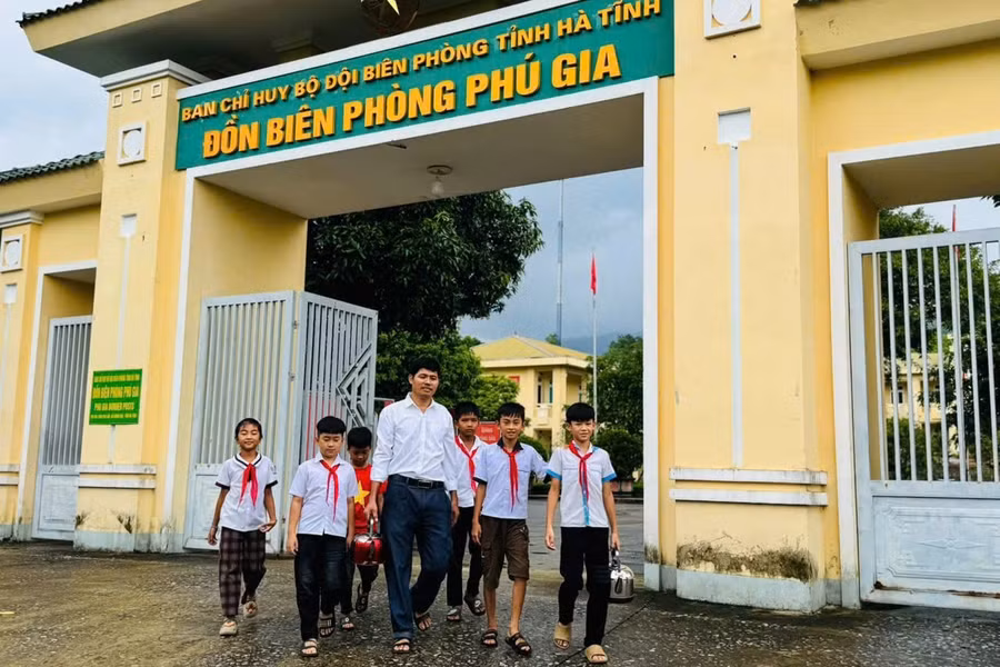 Thầy Chung dẫn học trò tới tham quan Đồn biên phòng Phú Gia. (Ảnh: Đ.C)