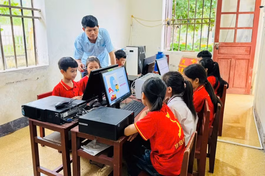 Nhờ sự vận động của thầy Chung, các em học sinh có thêm điều kiện học tập tốt hơn. (Ảnh: Đ.C)