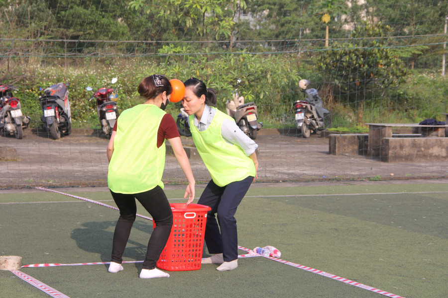 Không chỉ miệt mài trong lao động, qua trò chơi còn thấy sự khéo léo, tỉ mỉ của những nữ lao động tại FHS. img-3166.jpg