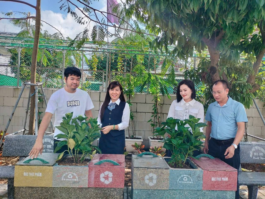 Thùng rác thông minh làm từ nhựa tái chế tại các trường học trên địa bàn tỉnh Hà Tĩnh.