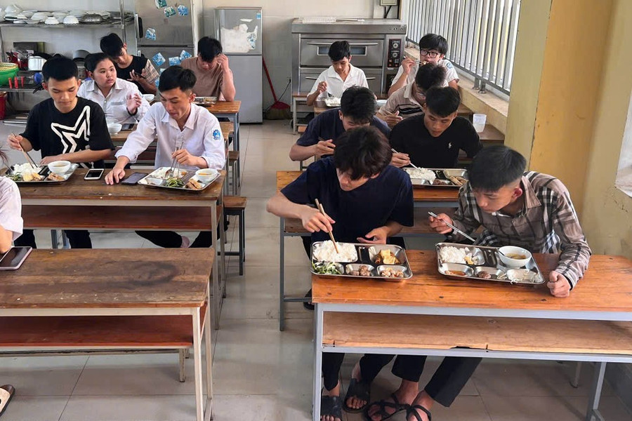 Những bữa ăn tiếp thêm tinh thần, động lực cho học sinh vùng khó khăn vượt vũ môn. cd2.jpg