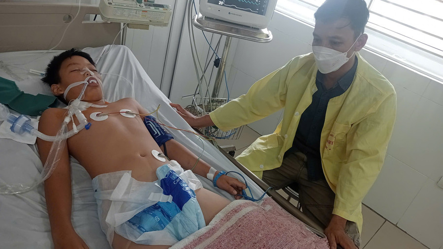 Đã 1 tuần trôi qua, anh Tuấn luôn túc trực, chờ đợi phép màu đến với đứa con ngoan. 68489a105588e1d6b899.jpg