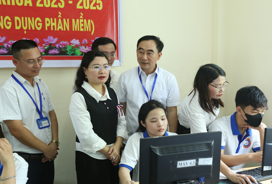 Bà Nguyễn Thị Nguyệt - Giám đốc Sở GD&ĐT Hà Tĩnh (thứ 2 từ trái qua) thị sát cuộc thi.