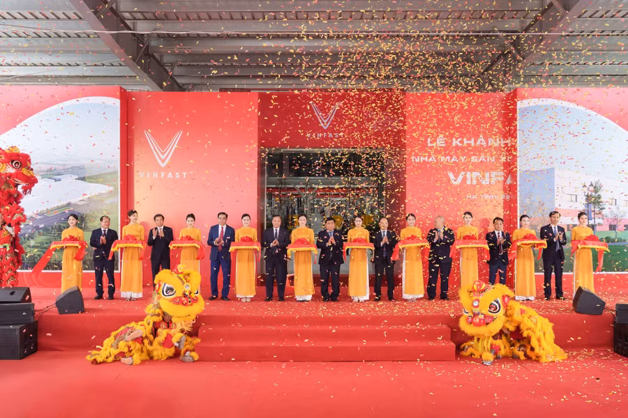 Các đại biểu cắt băng khánh thành Nhà máy ô tô điện VinFast tại Hà Tĩnh. 