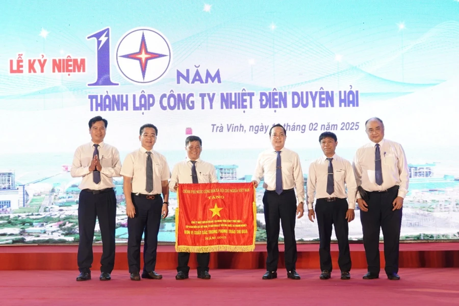 Ông Lâm Minh Đằng - Phó Bí thư Tỉnh uỷ Trà Vinh trao Cờ thi đua của Chính phủ cho Công ty Nhiệt điện Duyên Hải.