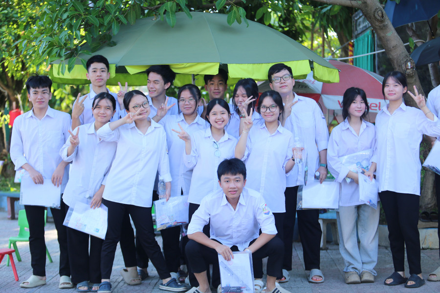 Sáng 26/6, cùng hơn 1 triệu thí sinh trên cả nước, hơn 17 nghìn thí sinh ở Hà Tĩnh bước vào môn thi đầu tiên Kỳ thi tốt nghiệp THPT 2025. Dù môn Ngữ văn có nhiều thay đổi theo chương trình mới nhưng phần lớn các em đều có tâm lý thoải mái trước khi bước vào phòng thi. 1-8298.jpg