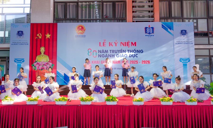 Các tiết mục văn nghệ sôi động do học sinh thể hiện. dsc06017.jpg