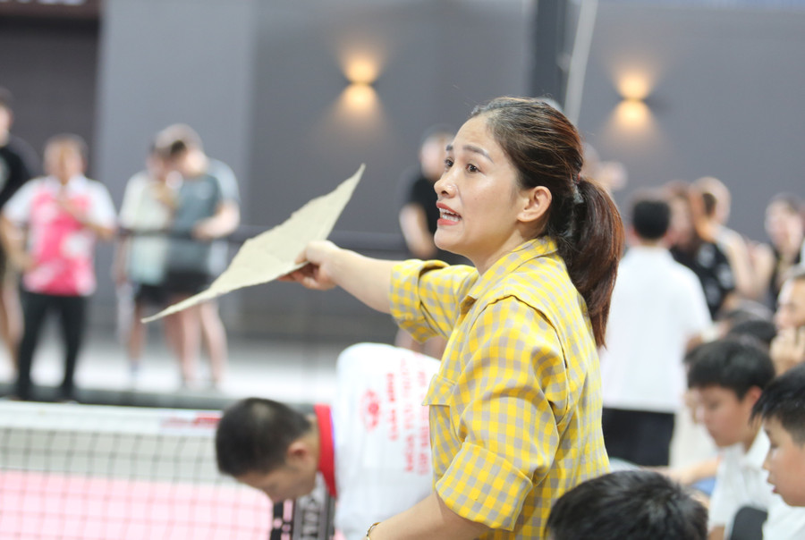 Nhiều phụ huynh chỉ đạo chiến thuật ngay ngoài sân. 8-2940.jpg
