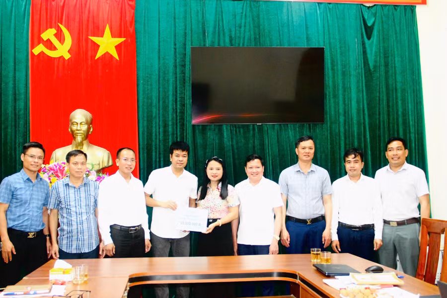 Báo GD&TĐ khu vực Bắc Trung Bộ trao tặng Quỹ Khuyến học xã Sơn Hồng 10 triệu đồng.