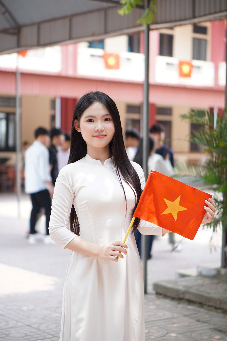 Nguyễn Thị Cẩm Ly – nữ sinh lớp 12A6, Trường THPT Cẩm Bình (TP Hà Tĩnh) sở hữu vẻ đẹp trong sáng, tinh khôi cùng thành tích học tập và hoạt động Đoàn xuất sắc. a88cef9b1ec0ab9ef2d1.jpg