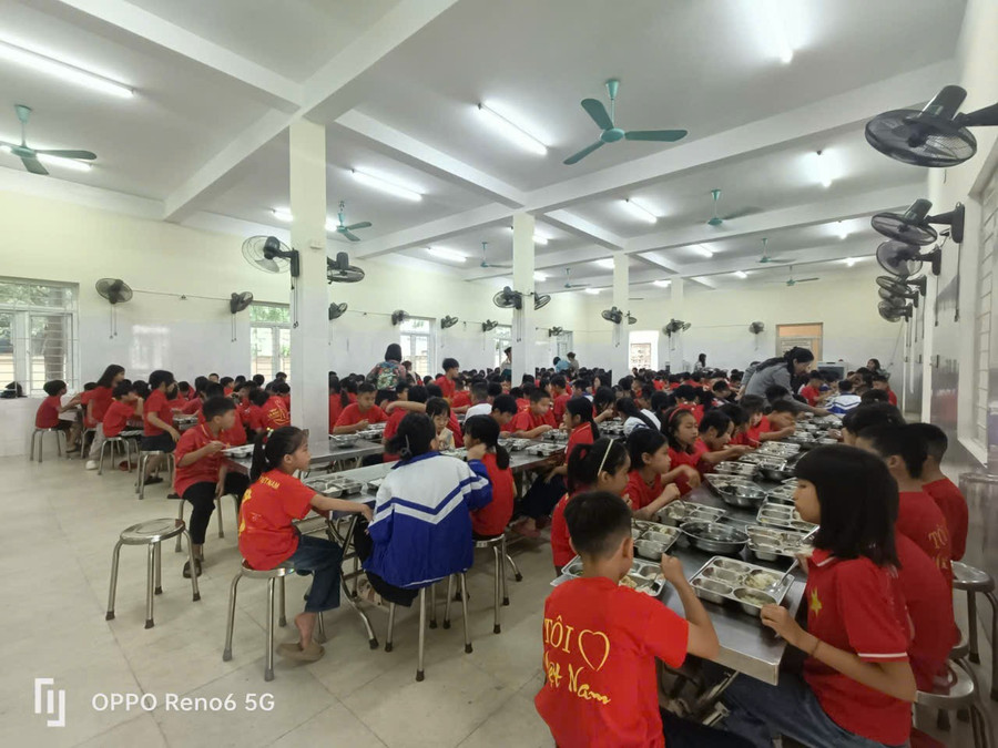 Trường Tiểu học Nam Hà có hơn 1.000 học sinh bán trú.