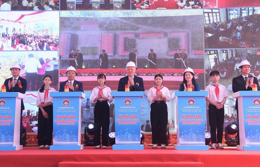 Phó Thủ tướng Thường trực Nguyễn Hòa Bình cùng các đại biểu thực hiện nghi thức khởi công.