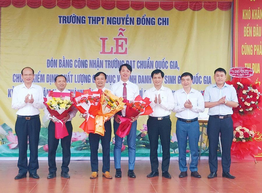 Trường THPT Nguyễn Đổng Chi nhận hoa chúc mừng nhân dịp đón nhận Bằng công nhận trường đạt chuẩn quốc gia.