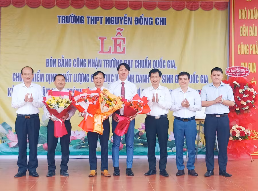 Trường THPT Nguyễn Đổng Chi nhận hoa chúc mừng nhân dịp đón nhận Bằng công nhận trường đạt chuẩn quốc gia.
