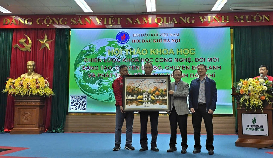 Lãnh đạo Hội Dầu khí Hà Nội tặng tranh cho lãnh đạo NMNĐ Vũng Áng 1.