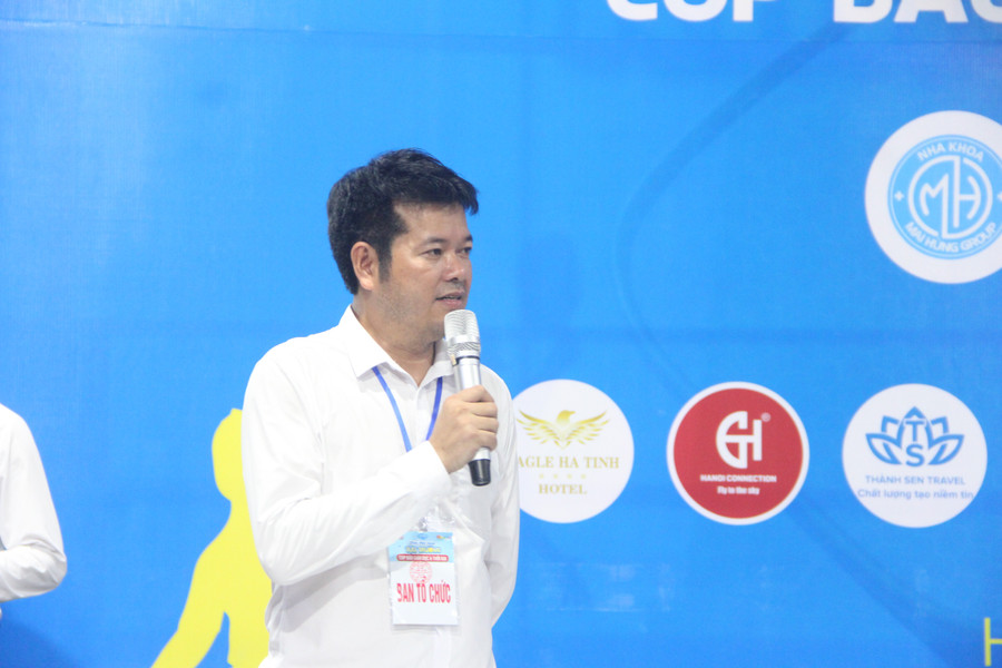 Nhà báo Nguyễn Văn Dũng - Trưởng Văn phòng đại diện Báo Giáo dục và Thời đại khu vực Bắc Trung Bộ, Trưởng Ban Tổ chức phát biểu bế mạc Giải đấu. img-5040.jpg