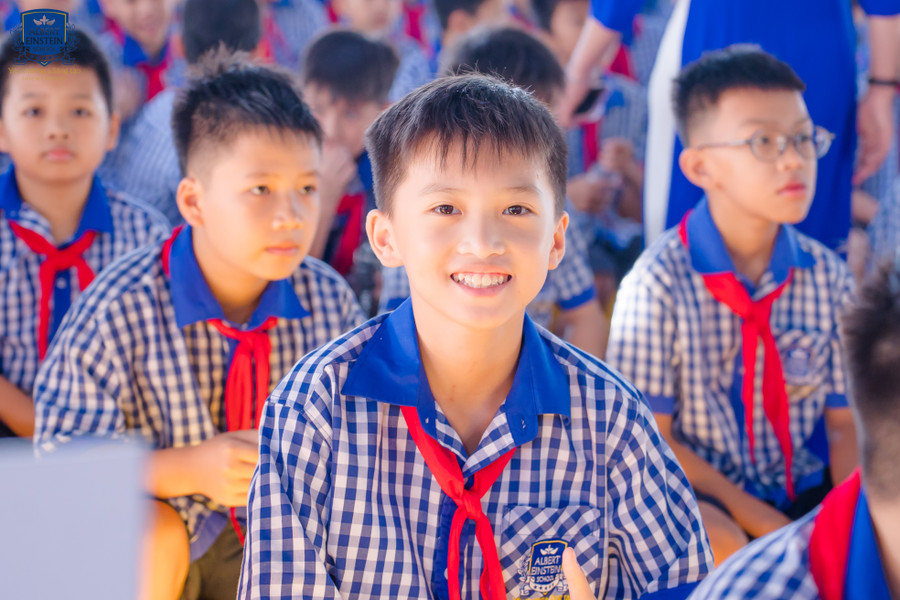 Nụ cười rạng rỡ của các em học sinh trong lễ khai giảng. 7-1.jpg