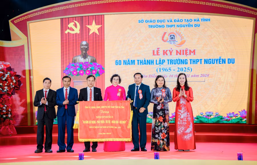 Lãnh đạo tỉnh Hà Tĩnh trao tặng bức trướng khen thưởng Trường THPT Nguyễn Du.