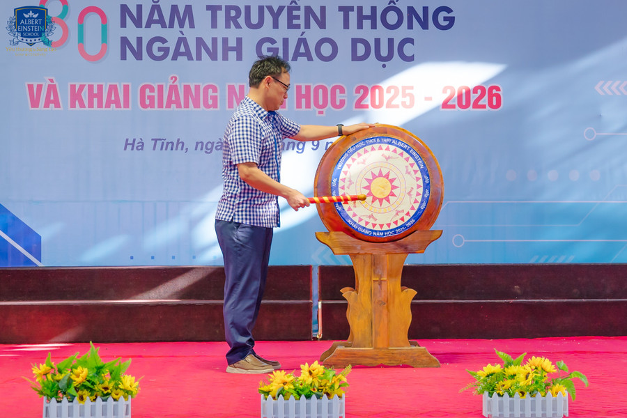 Thầy Nguyễn Gia Việt - Hiệu trưởng Trường Albert Einstein đánh trống khai trường. 3-1.jpg