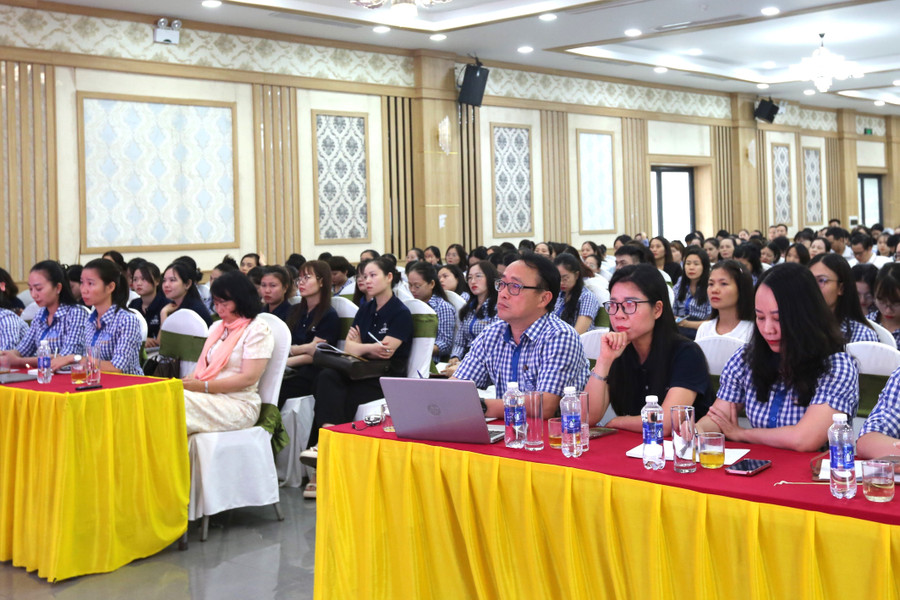 Những chia sẻ của diễn giả Trần Việt Quân đã mang đến nhiều điều bổ ích đối với thầy cô tham gia chương trình. 3.jpg