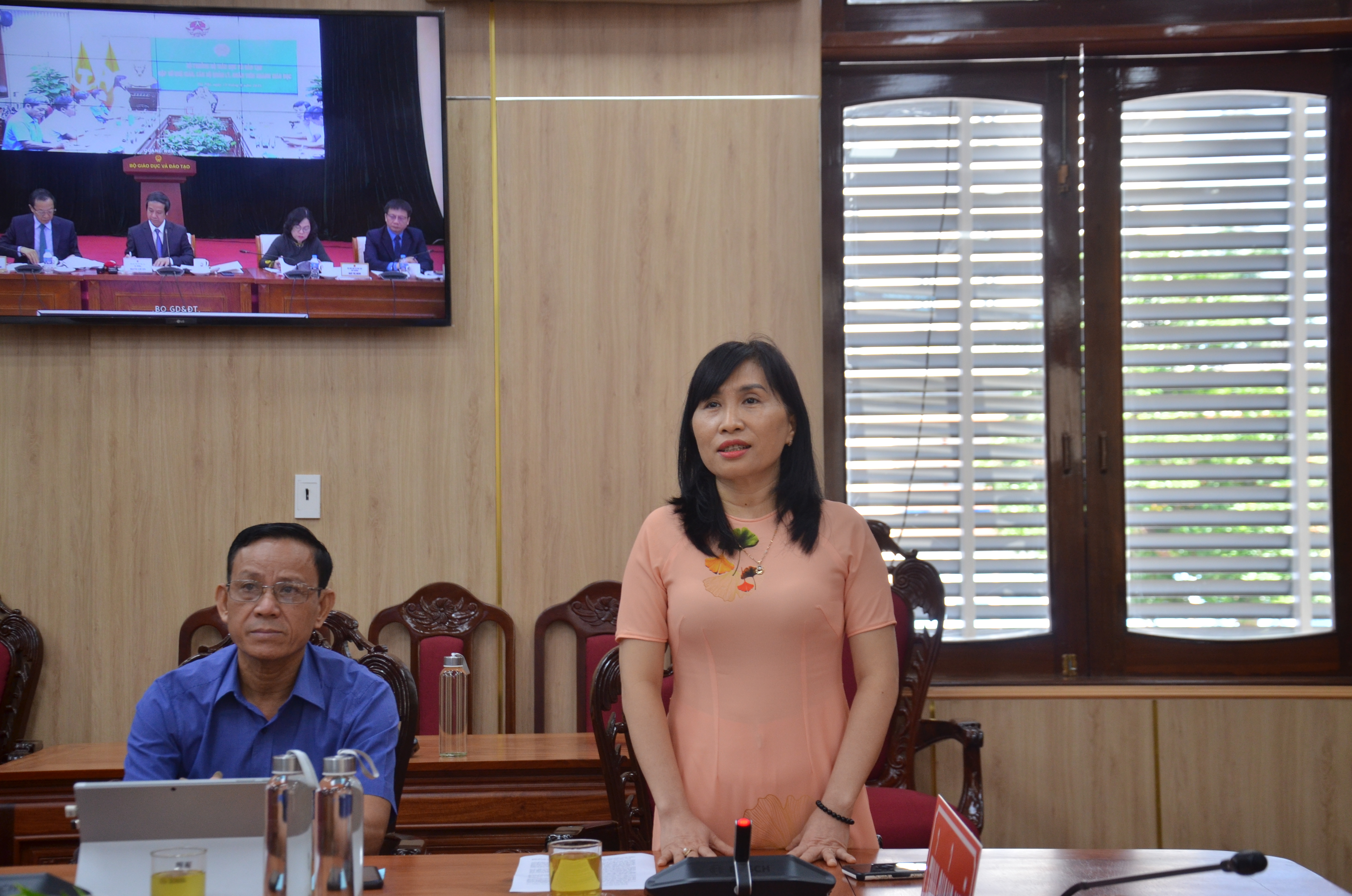 Cô Lưu Trương Kim Tuyền - Giáo viên Trường Tiểu học Nghĩa Lộ nêu tâm tư, nguyện vọng từ điểm cầu Quảng Ngãi. Cô Lưu Trương Kim Tuyền - Giáo viên Trường Tiểu học Nghĩa Lộ nêu tâm tư, nguyện vọng từ điểm cầu Quảng Ngãi.