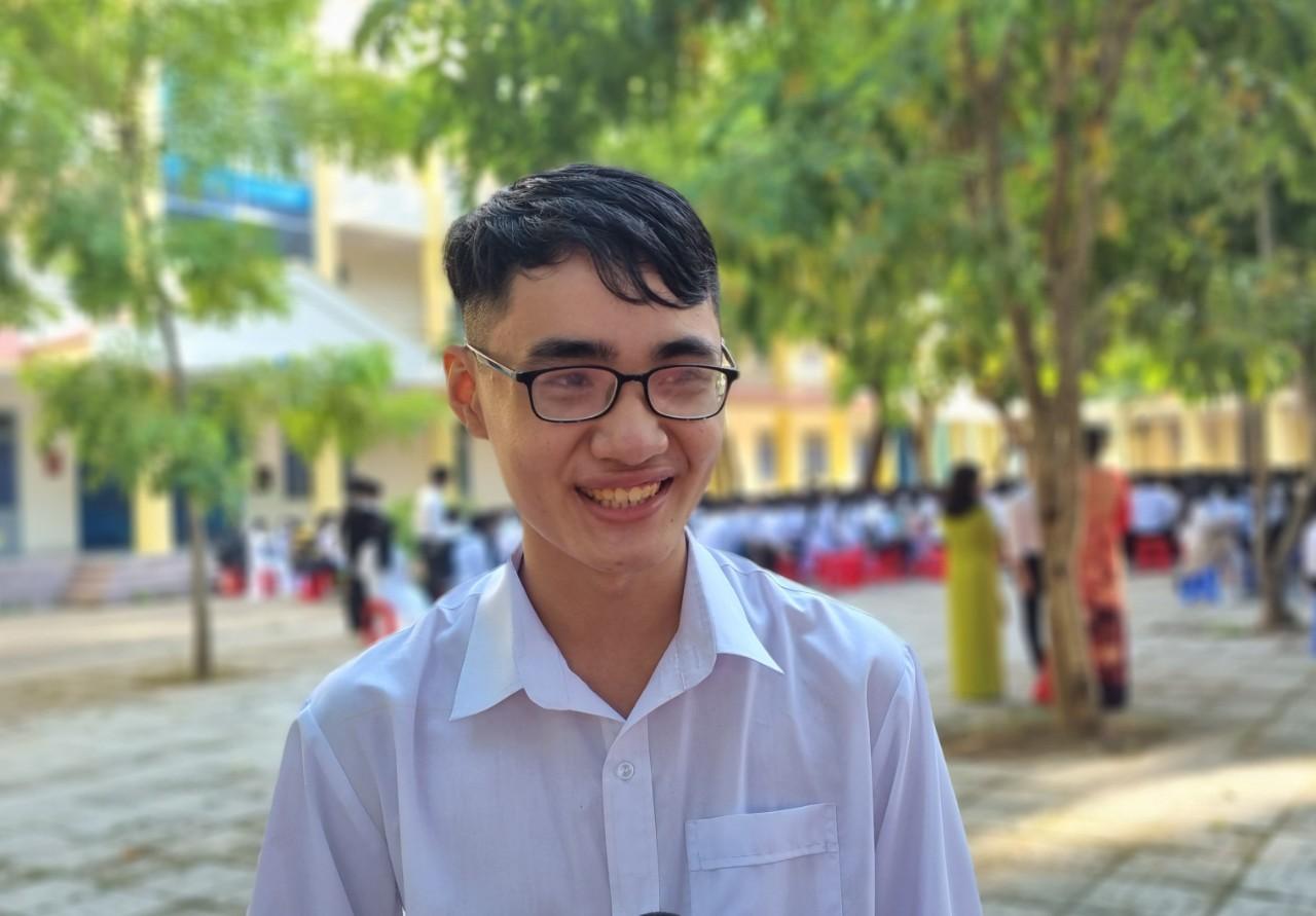 Em Nguyễn Thanh Trung thủ khoa đầu vào lớp 10 của trường THPT Trần Quốc Tuấn. Em Nguyễn Thanh Trung thủ khoa đầu vào lớp 10 của trường THPT Trần Quốc Tuấn.