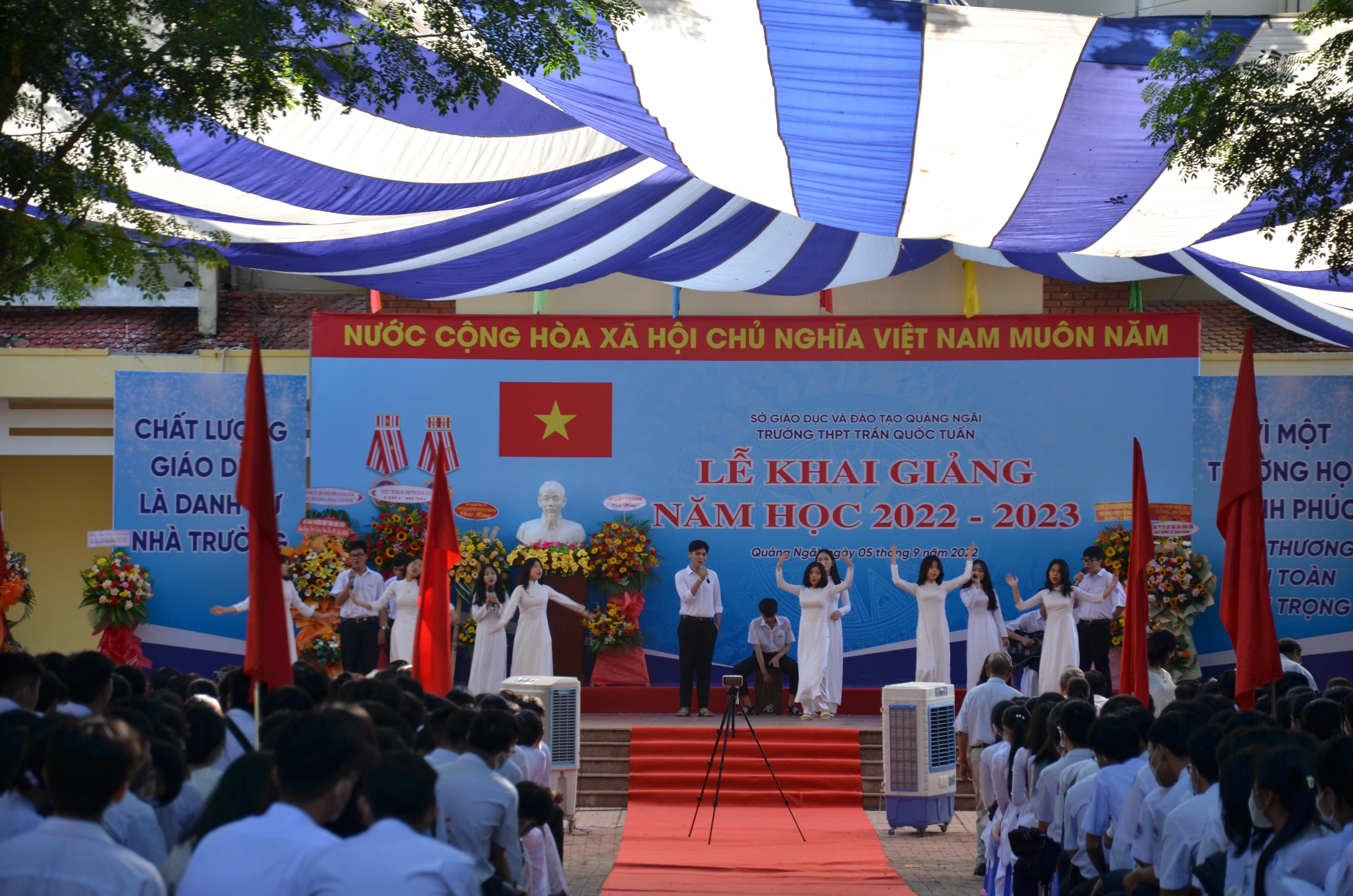 Không khí vui tươi ngày tựu trường.