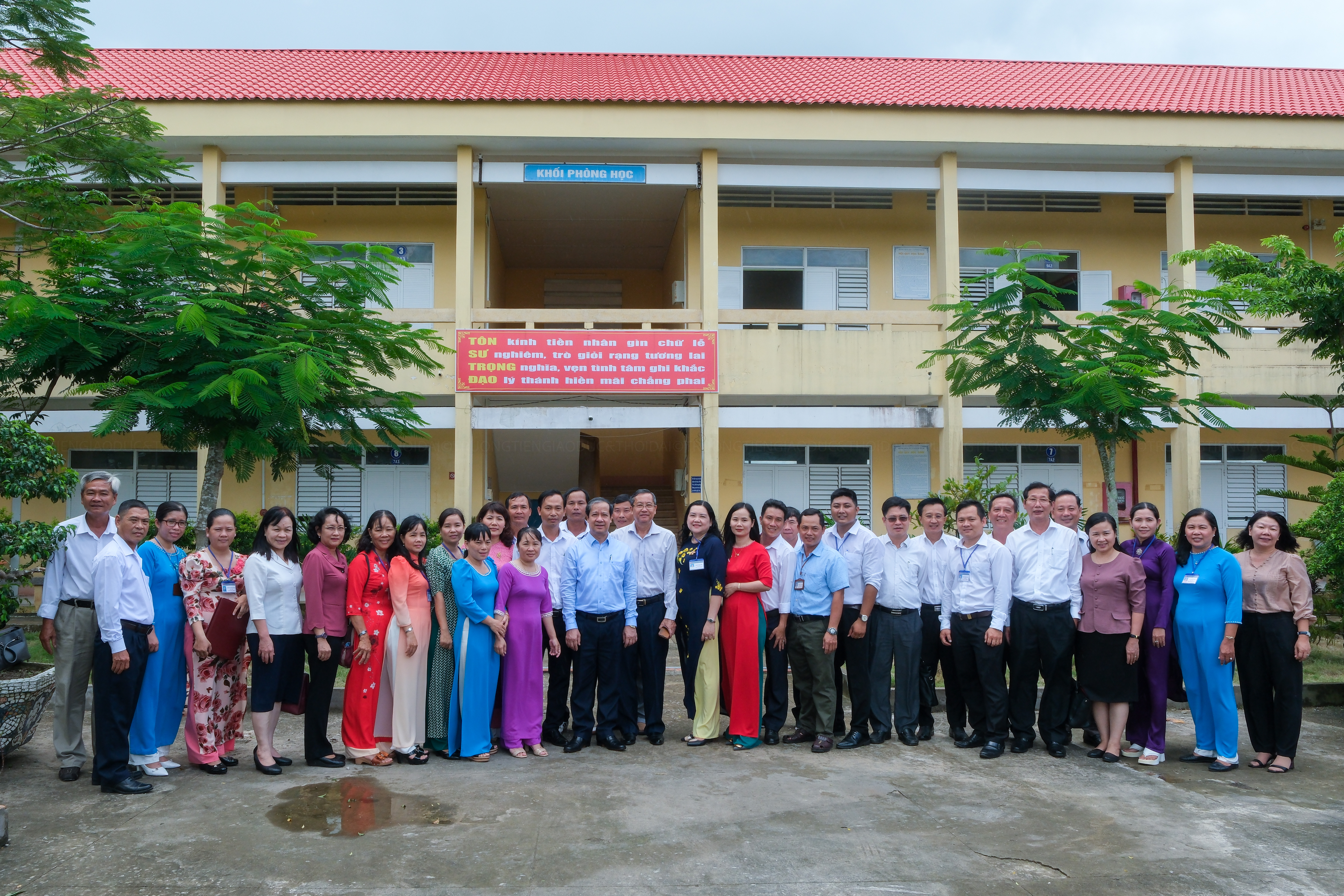 Bộ trưởng Nguyễn Kim Sơn chụp ảnh lưu niệm cùng tập thể giáo viên trường THCS Định Thành, huyện Thoại Sơn (An Giang). Bộ trưởng Nguyễn Kim Sơn chụp ảnh lưu niệm cùng tập thể giáo viên trường THCS Định Thành, huyện Thoại Sơn (An Giang).