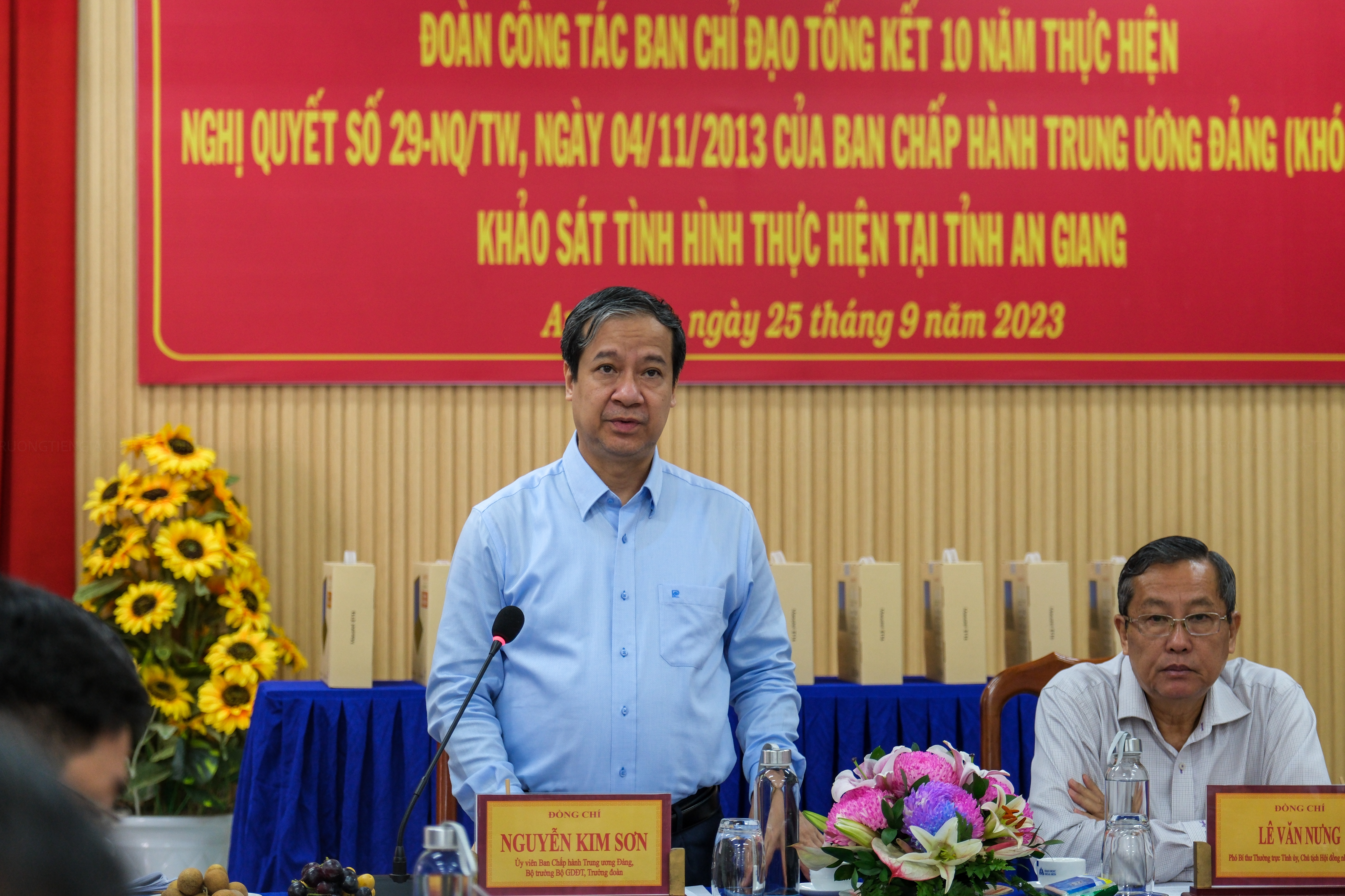 Bộ trưởng Bộ GD&ĐT Nguyễn Kim Sơn phát biểu chỉ đạo tại buổi làm việc. Bộ trưởng Bộ GD&ĐT Nguyễn Kim Sơn phát biểu chỉ đạo tại buổi làm việc.