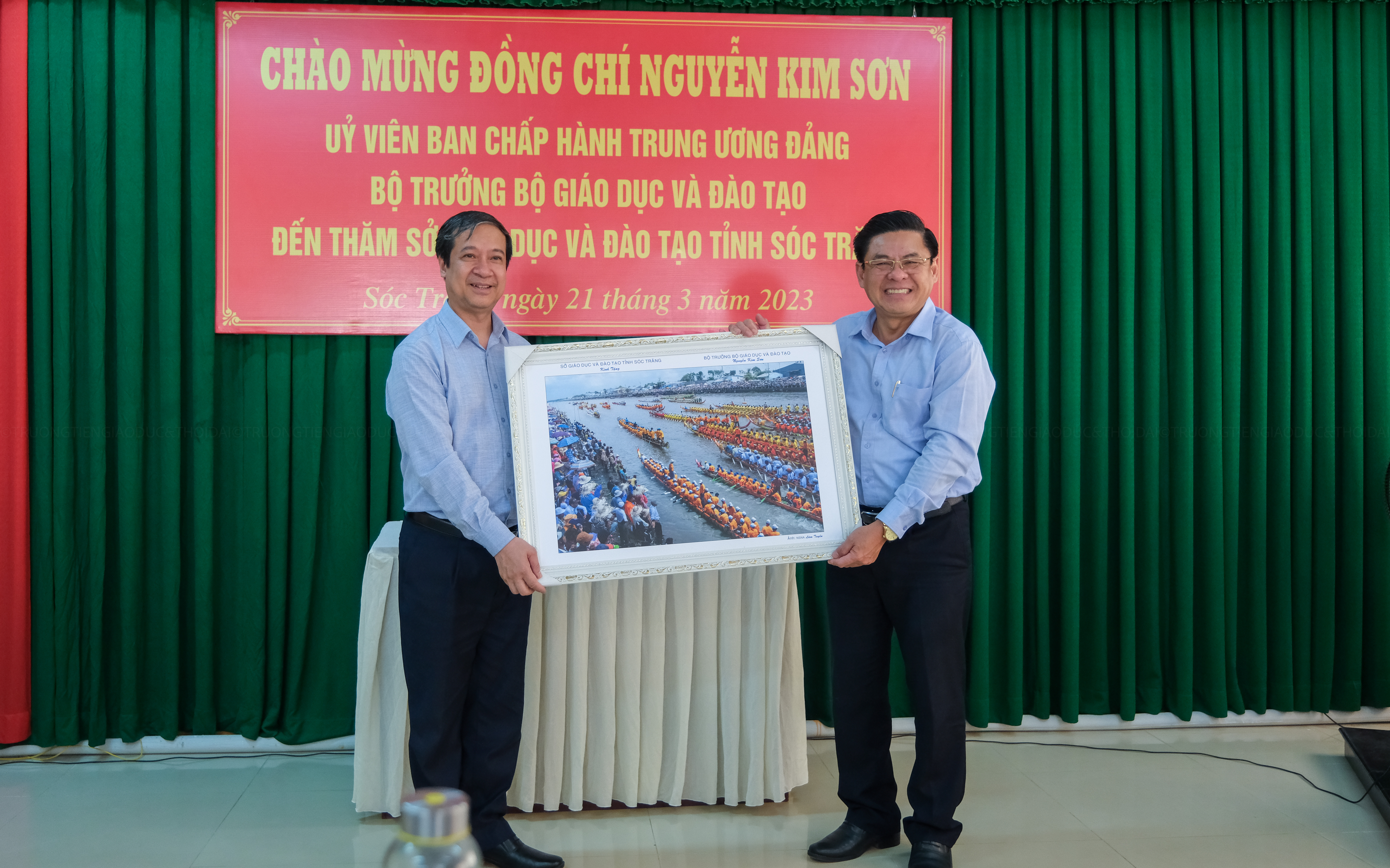 Nhân chuyến làm việc, Bộ trưởng Nguyễn Kim Sơn đến thăm công chức, người lao động Sở GD&ĐT tỉnh Sóc Trăng.
