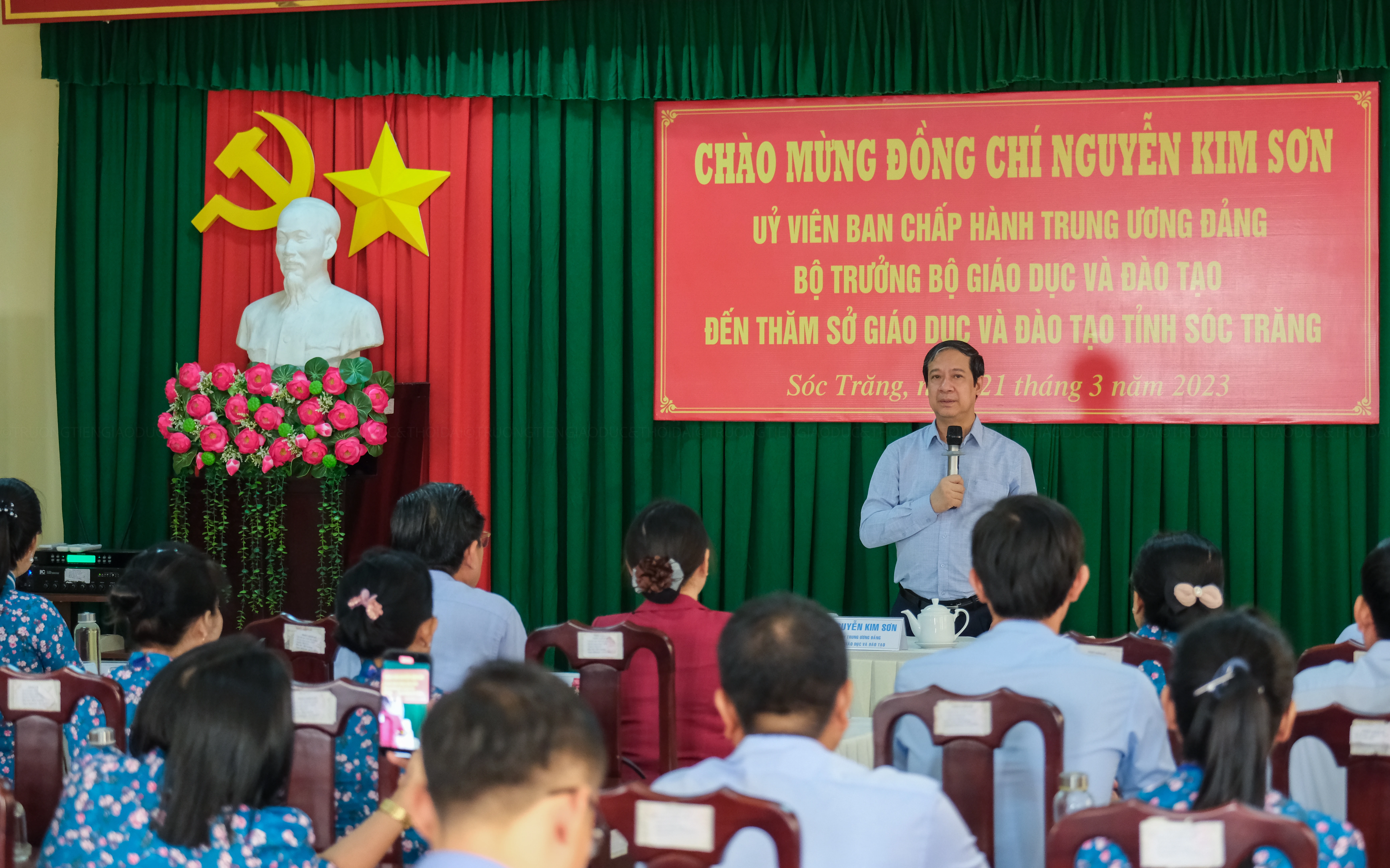 Bộ trưởng nhấn mạnh: Lãnh đạo Bộ luôn xác định tài sản lớn nhất, quý giá nhất của ngành là lực lượng nhà giáo. Khâu đột phá nhất là phát ra những đột phá nhất mà chúng ta cần phải hoàn thiện là phát triển lực lượng nhà giáo, sau đó mới đến cơ sở, quản trị, chuyển đổi số...