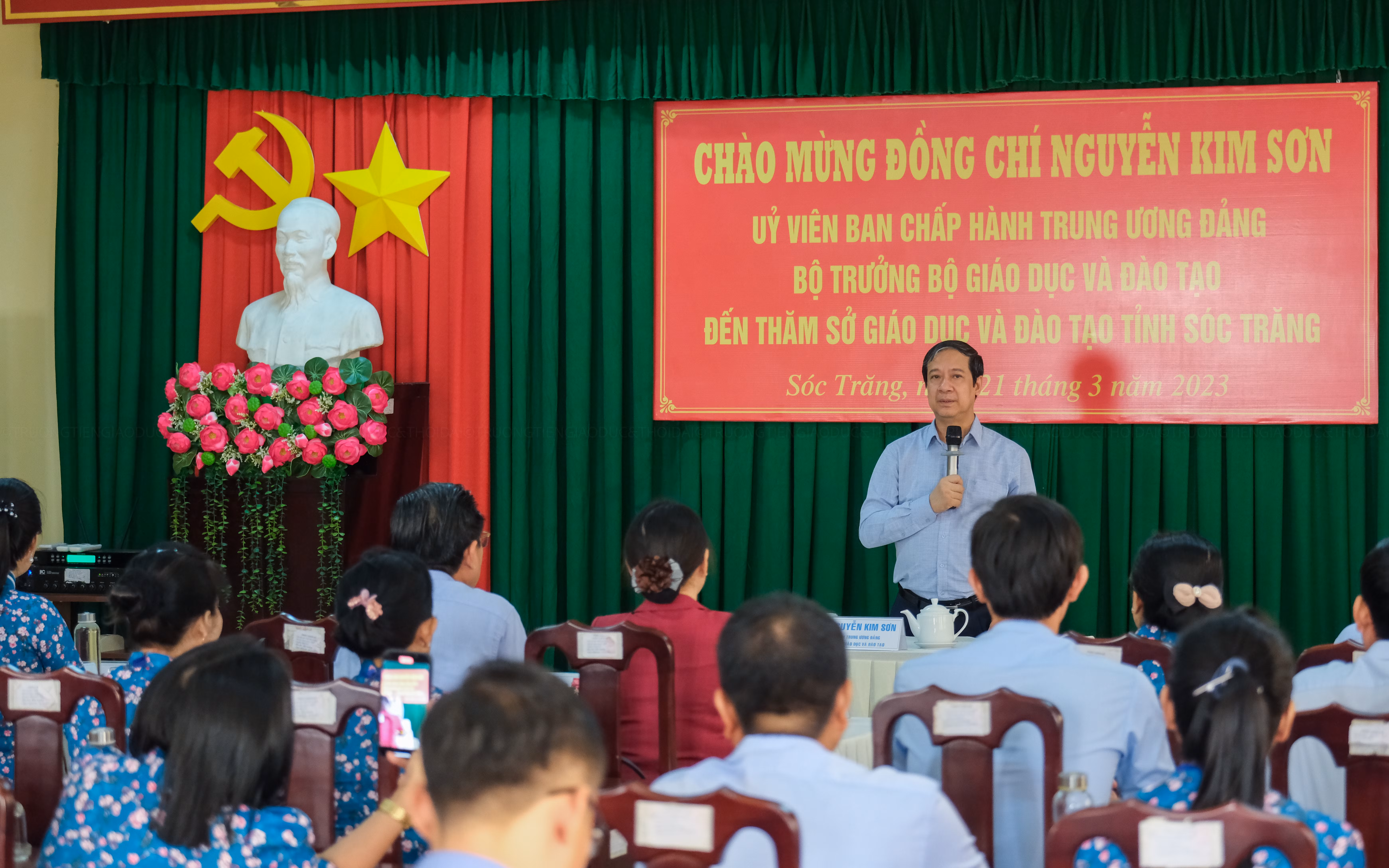 Bộ trưởng nhấn mạnh: Lãnh đạo Bộ luôn xác định tài sản lớn nhất, quý giá nhất của ngành là lực lượng nhà giáo. Khâu đột phá nhất là phát ra những đột phá nhất mà chúng ta cần phải hoàn thiện là phát triển lực lượng nhà giáo, sau đó mới đến cơ sở, quản trị, chuyển đổi số...