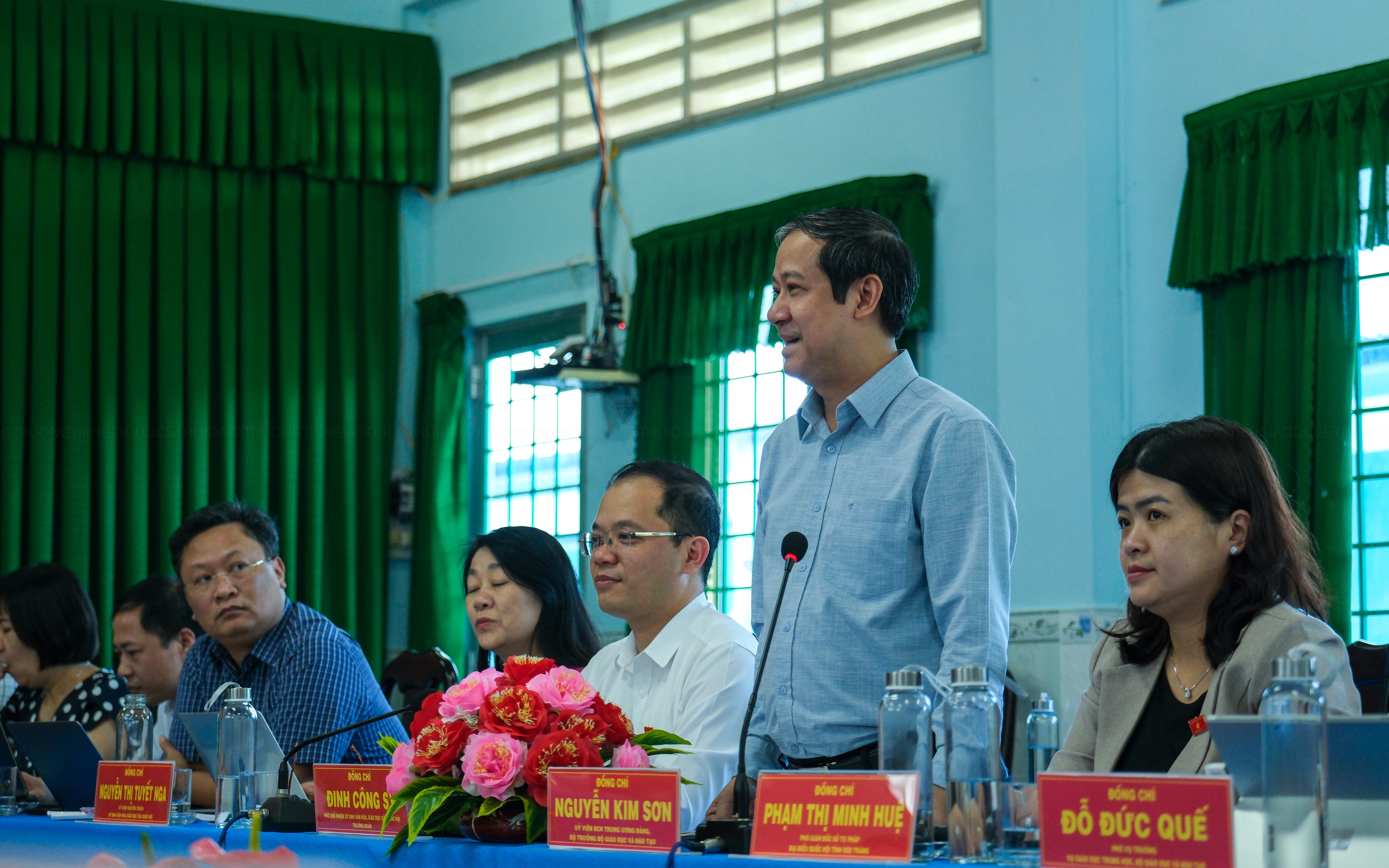 Cô Trần Thị Dung - Tổ trưởng bộ môn khoa học xã hội cho biết: Bản thân cô có nhiều thay đổi, nhất là phương pháp kỹ năng giảng dạy, soạn giảng và nội dung bài học có nhiều cái mới hơn.