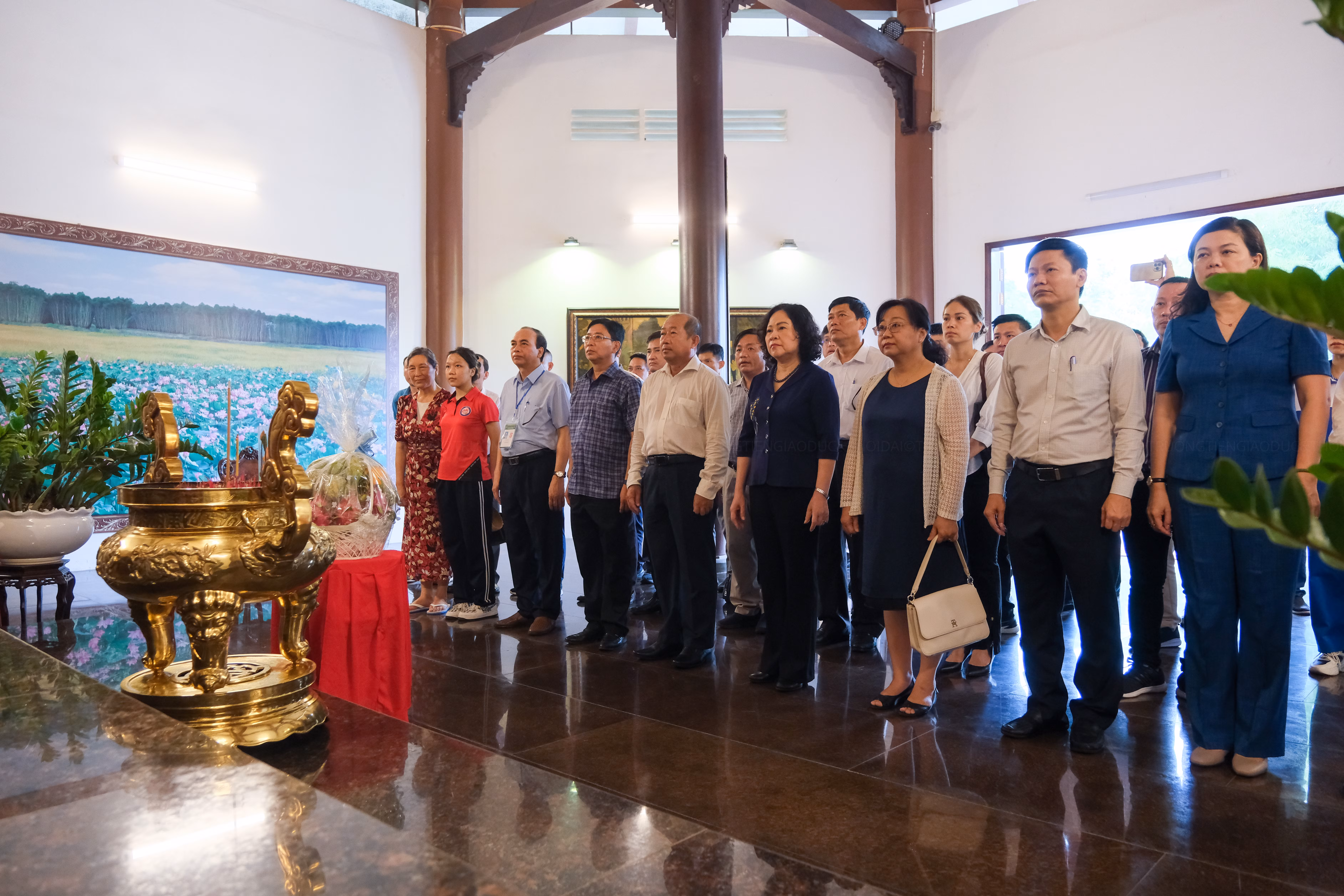 Thứ trưởng Bộ GD&amp;ĐT Ngô Thị Minh cùng lãnh đạo UBND tỉnh Đồng Tháp và Sở GD&amp;ĐT các tỉnh đến viếng Cụ Phó bảng Nguyễn Sinh Sắc.