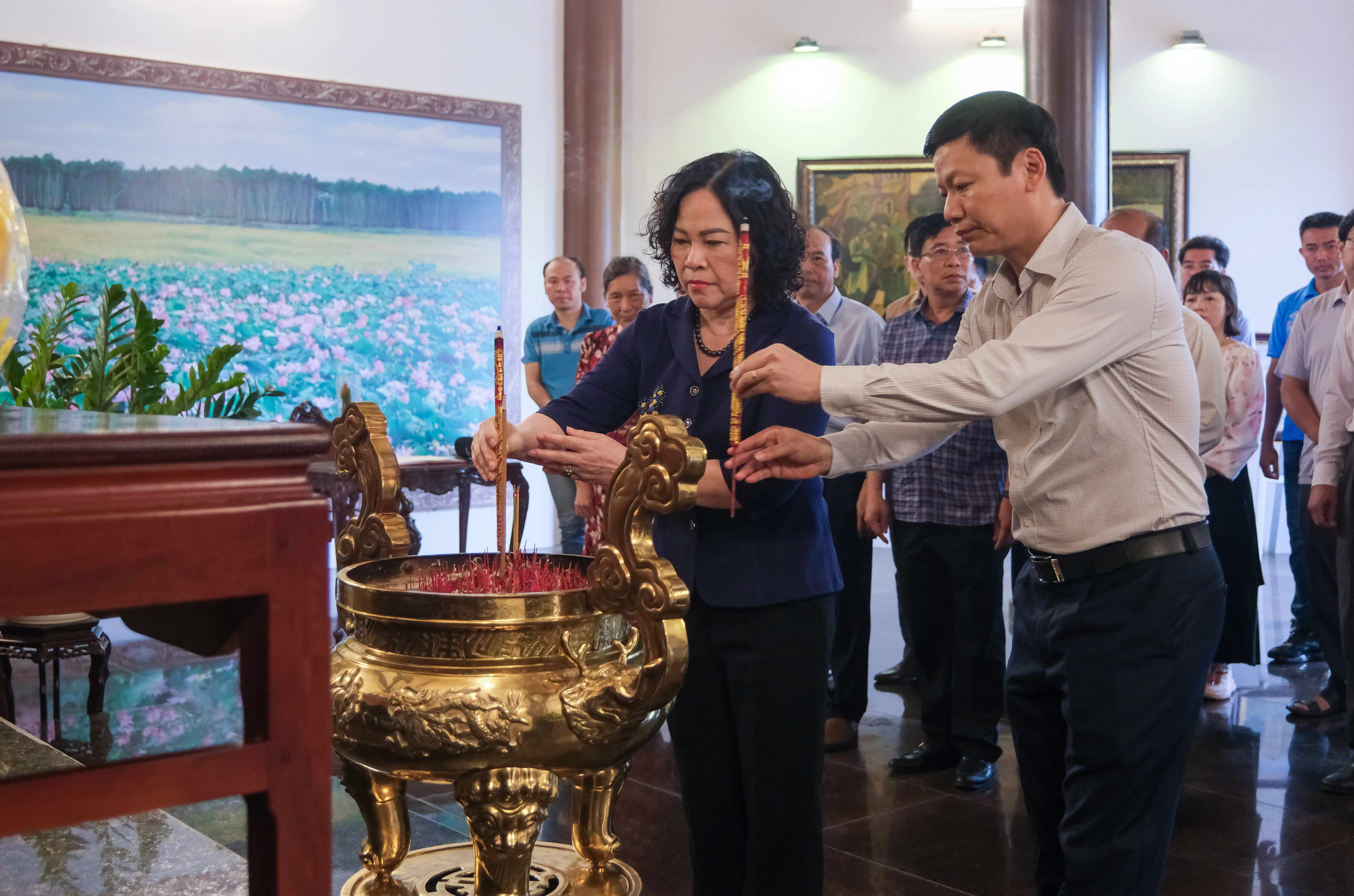 Các đại biểu đã thành kính dâng phẩm vật, dâng hương, mặc niệm tưởng nhớ công lao của Cụ Nguyễn Sinh Sắc.