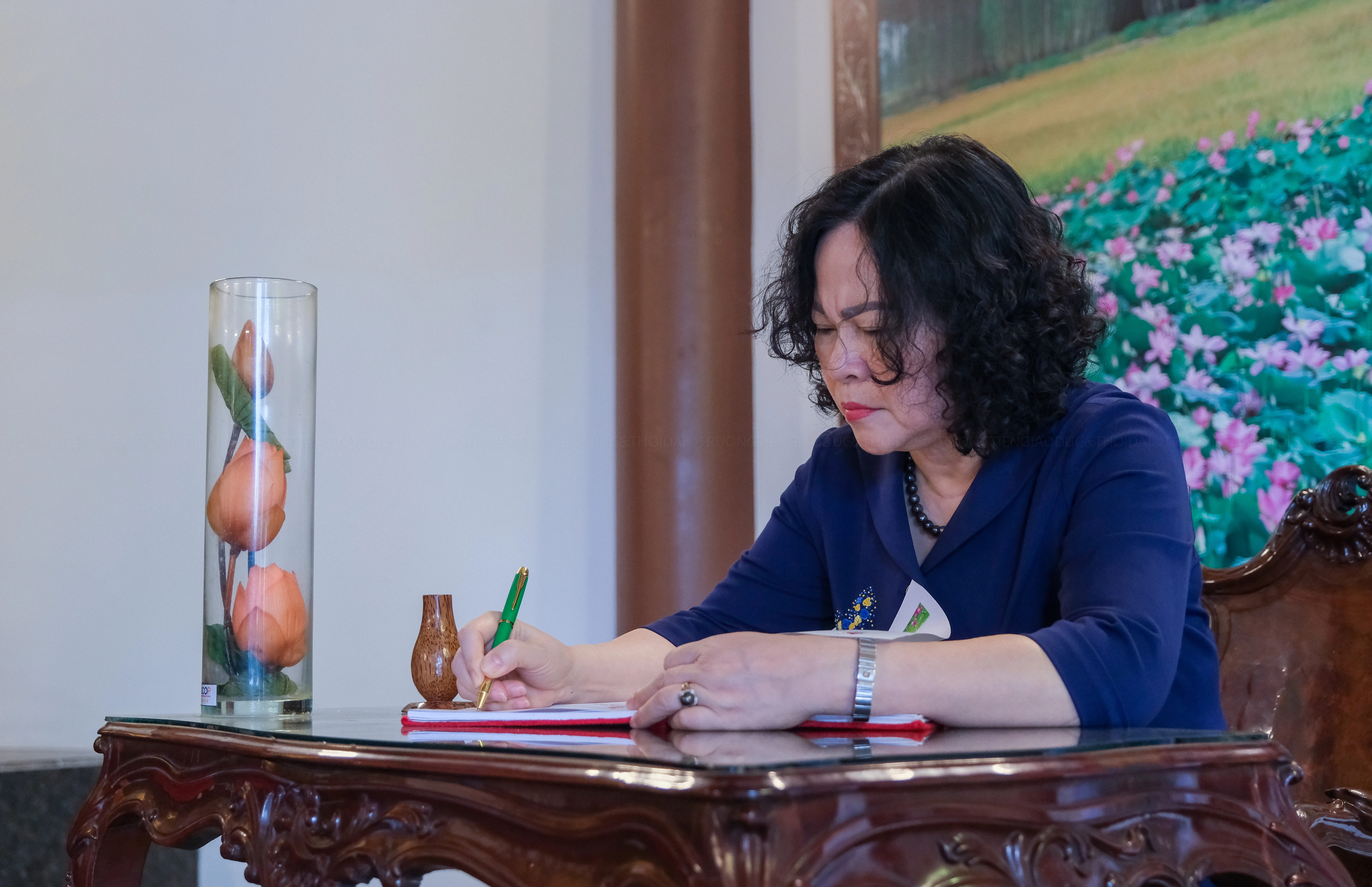 Lãnh đạo Bộ GD&amp;ĐT viết cảm tưởng vào sổ lưu niệm tại Khu di tích cụ Phó bảng Nguyễn Sinh Sắc.