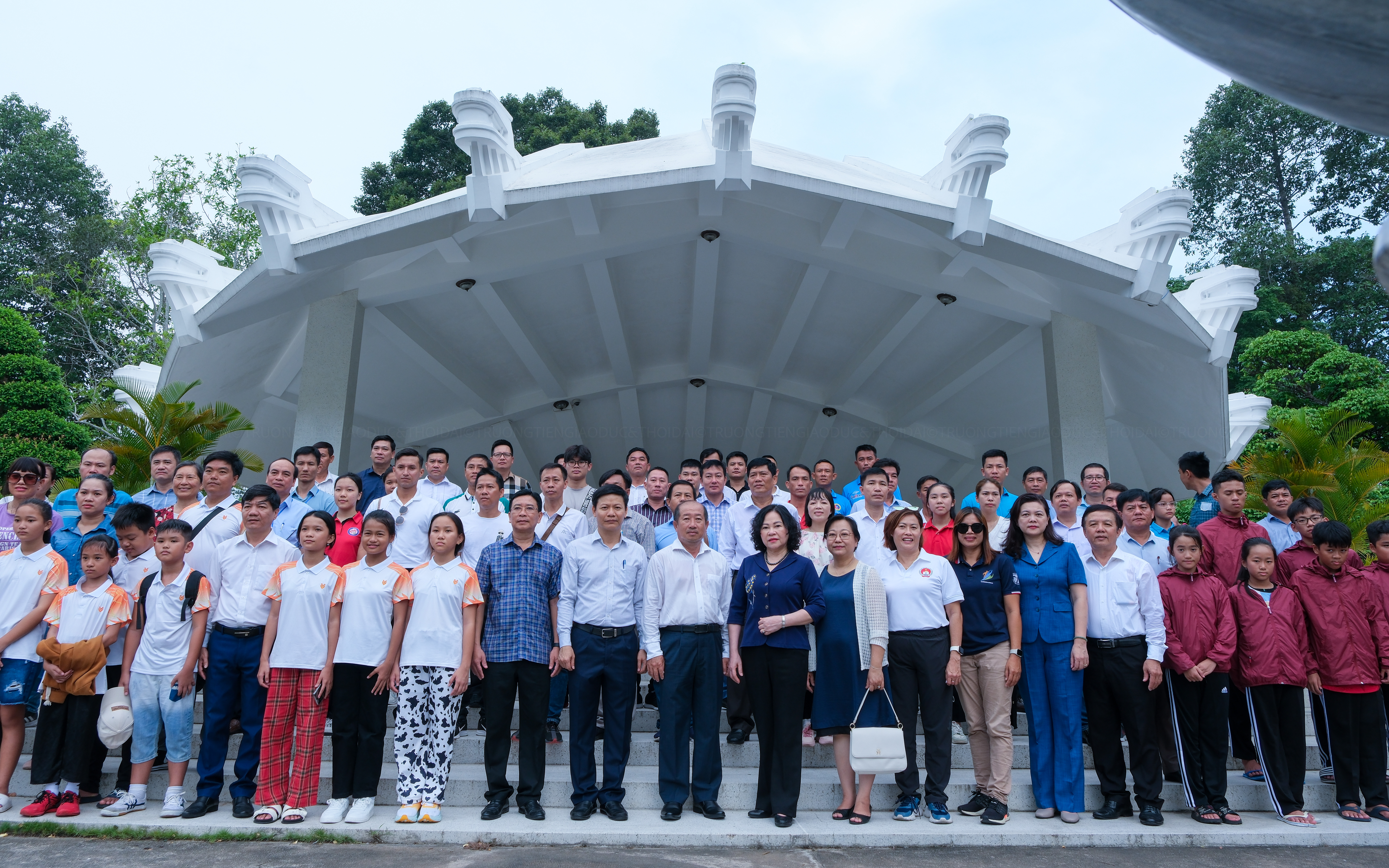 Đại biểu chụp ảnh lưu niệm tại khuôn viên lăng mộ Cụ Phó bảng Nguyễn Sinh Sắc.