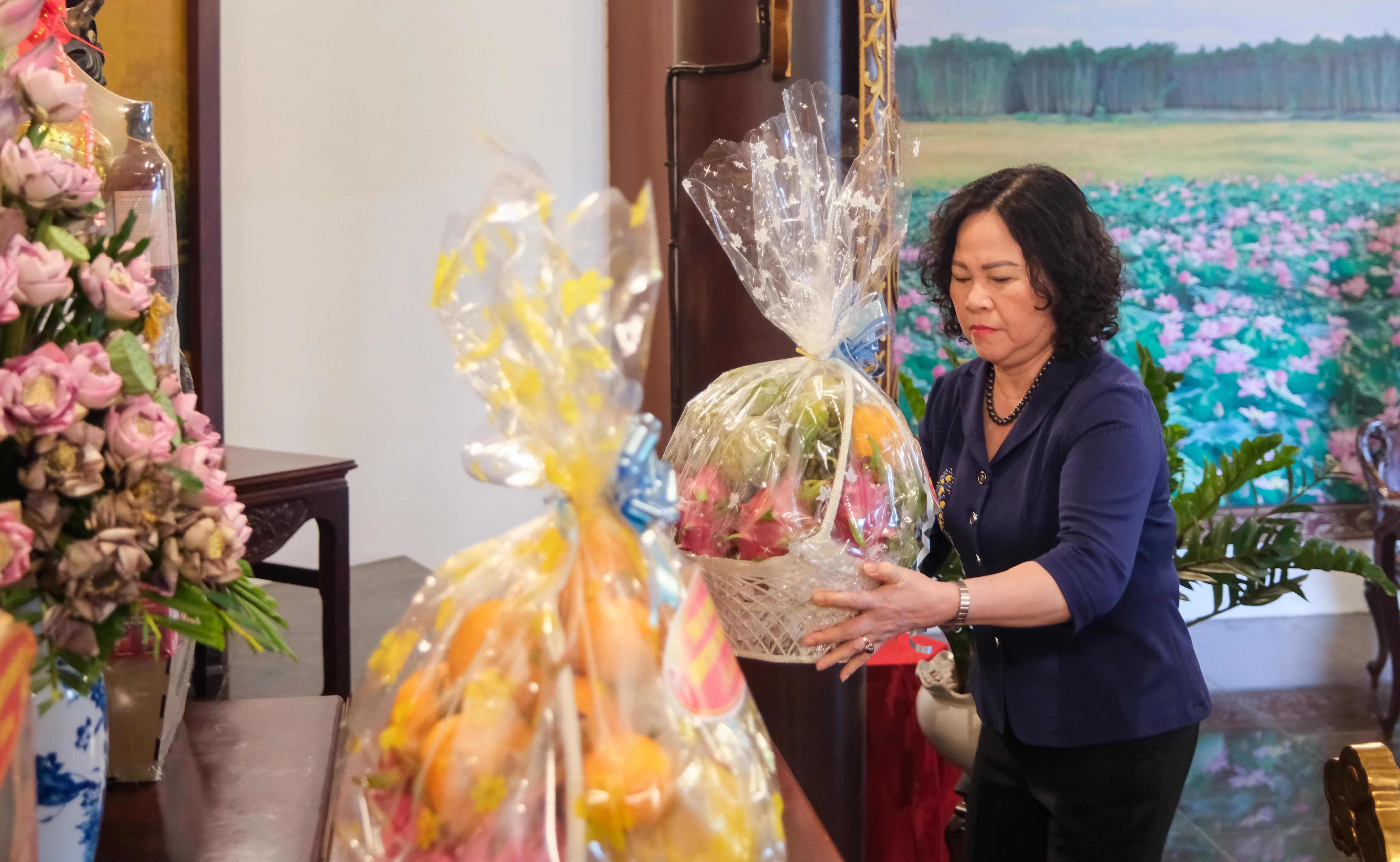 Các đại biểu đã thành kính dâng phẩm vật, dâng hương, mặc niệm tưởng nhớ công lao của Cụ Nguyễn Sinh Sắc.