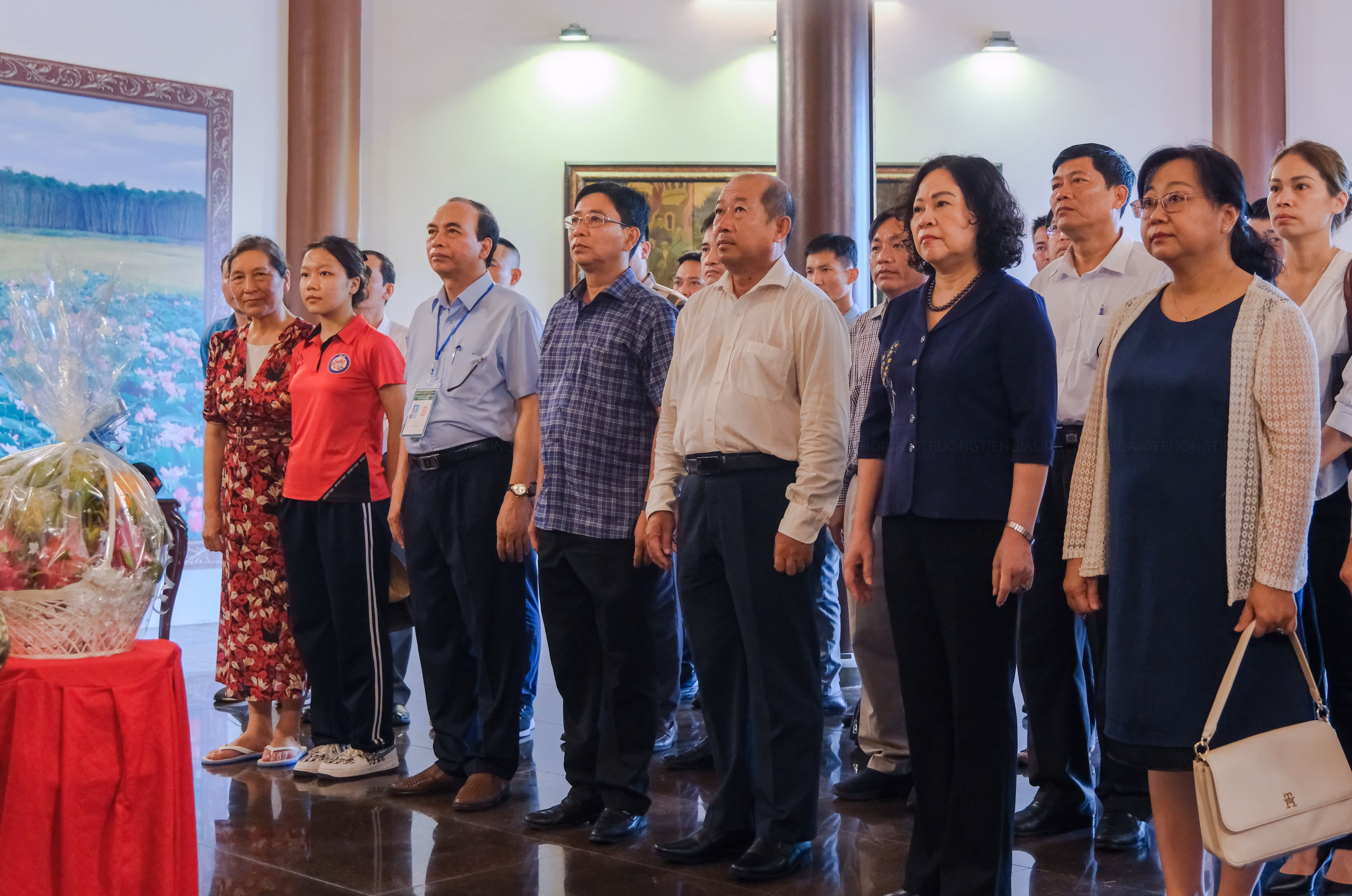 Các đại biểu đã thành kính dâng phẩm vật, dâng hương, mặc niệm tưởng nhớ công lao của Cụ Nguyễn Sinh Sắc.