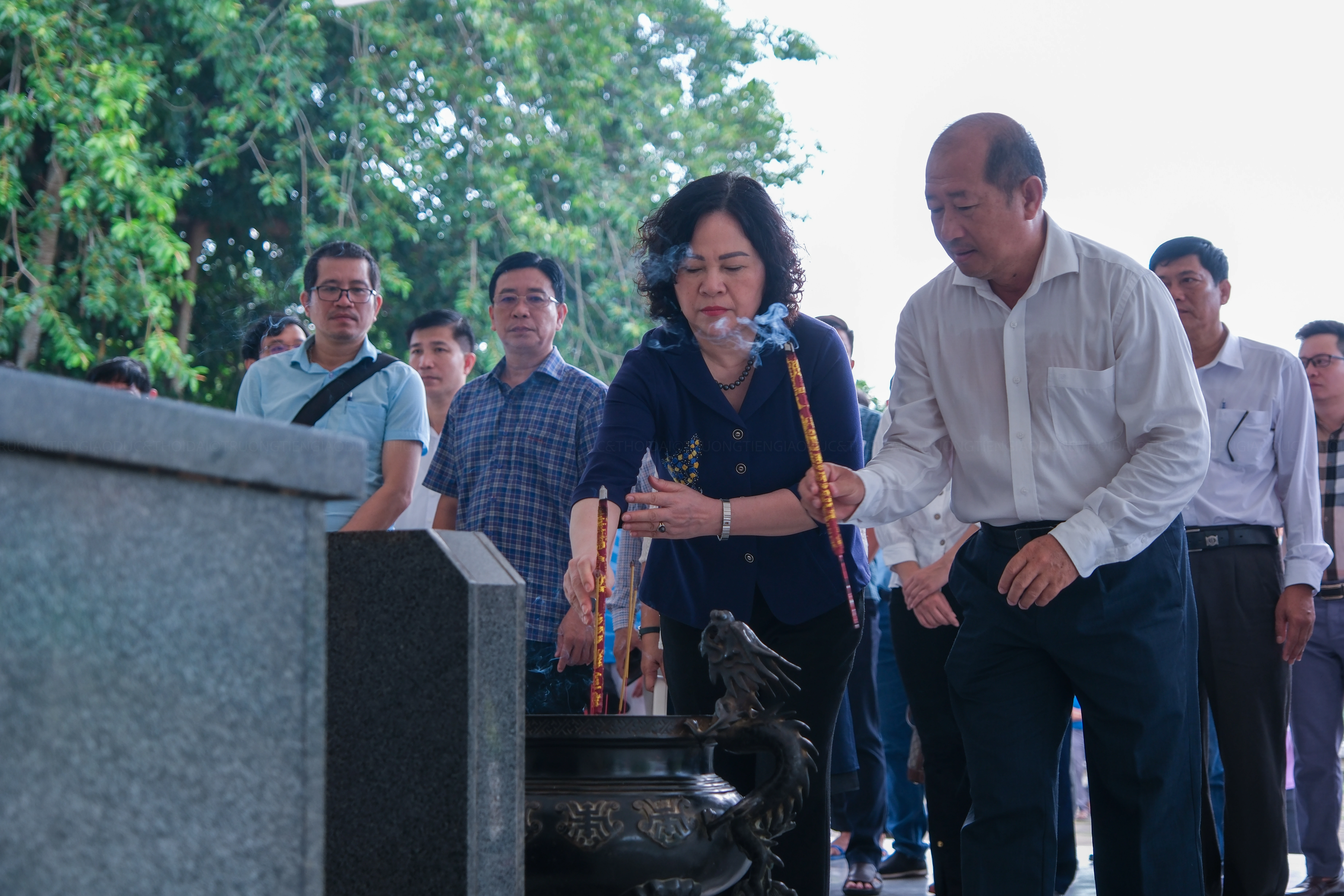 Ông Đoàn Tấn Bửu, Phó Chủ tịch UBND tỉnh Đồng Tháp cùng thứ trưởng thắp hương tại mộ Cụ Nguyễn Sinh Sắc.